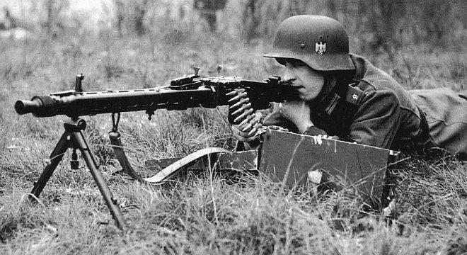 Немецкий пулеметчик с MG-42