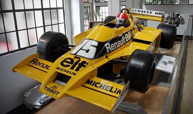 Болид Renault RS01